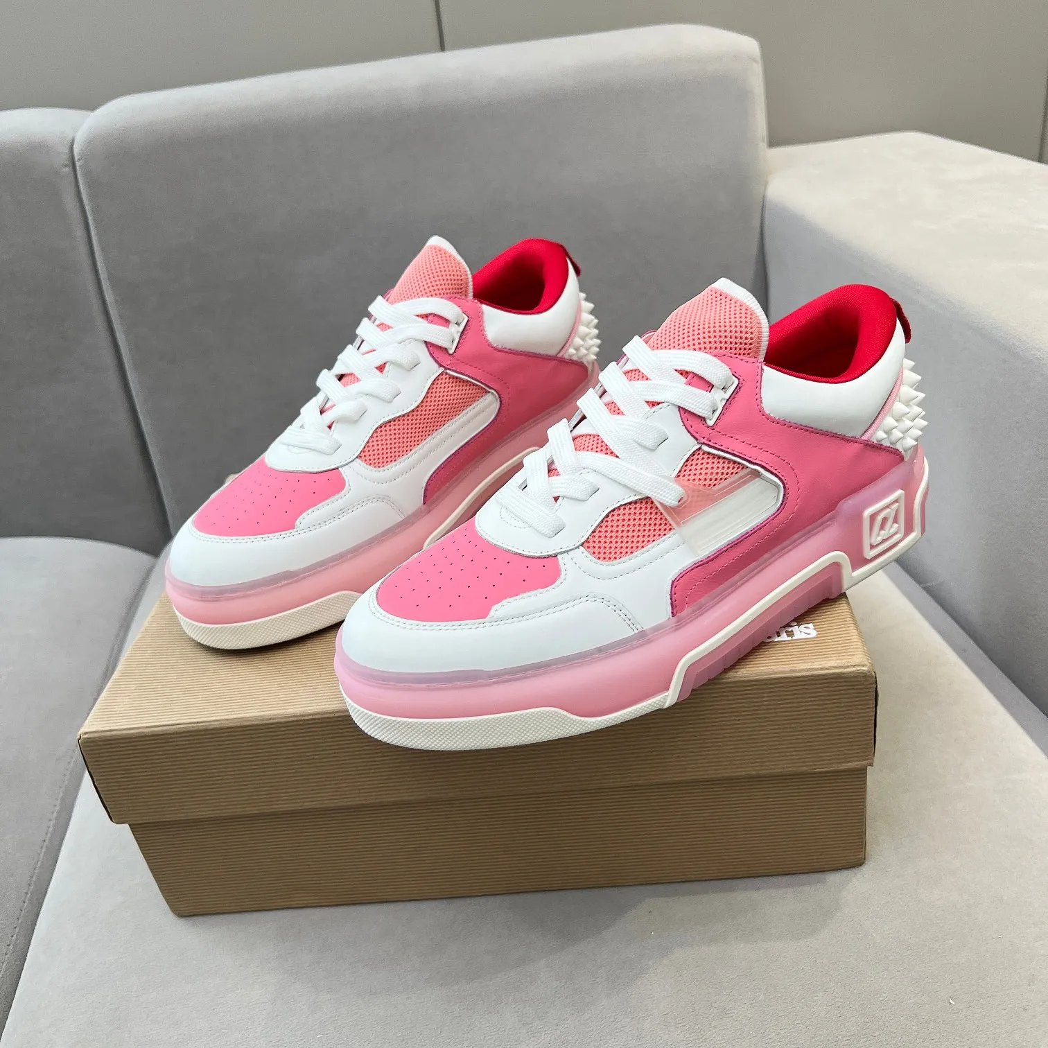 Men's shoes 💰700 🌹🌹🌹̋ Wang Junkai Yang Mi Xu Kai Zhang Jingyi Ding Chengxin Chen Muchi Wang Ziyi Same style Christian Louboutin 2024 [New product] ASTROLOUBI unisex thick-soled sports shoes red-soled shoes perfectly integrate fashion and sports, The fabrics are made of luxurious calfskin, soft suede, smooth satin and laminated leather, and the back is decorated with classic rivets. The interior is blended with a knitted tongue for added durability, breathability and quick-drying comfort. The outsole is made of a combination of EVA foam and imported rubber, and the colorful CL iconic letters on the side of the outsole show the brand's unique style. It is a ceiling-level comfortable skate shoe! ! ! Multiple colors available, currently women’s sizes 35--40